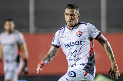 Lucas Esteves, lateral-esquerdo do Vitória que está a caminho do GrêmioVictor Ferreira/ECVitória <!-- NICAID(15972167) -->