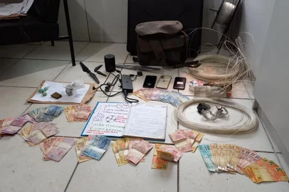 Nove pessoas foram presas em São Jerônimo, na Região Carbonífera, na manhã desta quarta-feira (11), suspeitas de participação em sessões de tortura contra usuários de drogas e membros da própria organização que teriam perdido parte dos entropecentes. Um fuzil falso foi apreendido, além de dinheiro, drogas e celulares.<!-- NICAID(15566669) -->