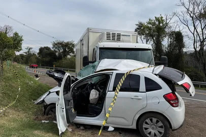Acidente entre carro e caminhão deixa uma pessoa morta na BR-470, em Bento Gonçalves. Uma mulher de 55 anos morreu no local — km 214 da rodovia.<!-- NICAID(16104941) -->