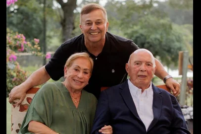 Foto 1 - Para mim um grande privilégio estar ao lado desse casal, Maria do Carmo Maciel e Érico da Silva Ribeiro, na comemoração dos 90 anos do patriarca!<!-- NICAID(16196152) -->