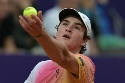 Brasileiro João Fonseca saca em partida contra o argentino Mariano Navone nas quartas de final do ATP 250 da Argentina de tênis, disputado em Buenos Aires. (Photo by JUAN MABROMATA / AFP)<!-- NICAID(15977188) -->