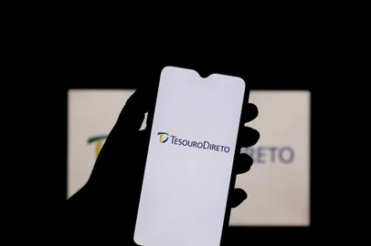 Bahia, Brazil - July 27, 2021: Tesouro Direto app on smartphone screen. Tesouro Direto is a Brazilian National Treasury system, an alternative investment.Fonte: 447572888<!-- NICAID(15570118) -->