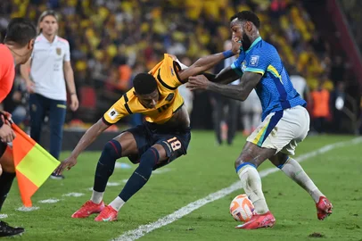 Ecuador's midfielder #19 Nilson Angulo (L) and Brazil's midfielder #07 Gerson fight for the ball during the 2026 FIFA World Cup South American qualifiers football match between Ecuador and Brazil at the Monumental Banco Pichincha stadium in Guayaquil, province of Guayas, Ecuador on June 5, 2025. (Photo by MARCOS PIN / AFP)Editoria: SPOLocal: GuayaquilIndexador: MARCOS PINSecao: soccerFonte: AFPFotógrafo: STR<!-- NICAID(16053694) -->