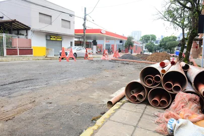 Em função de obras do Serviço Autônomo Municipal de Água e Esgoto (Samae), o trânsito em Caxias do Sul poderá sofrer alterações a partir deste sábado (28). Neste final de semana há previsão de uma frente de trabalho no bairro Desvio Rizzo. A Rua Vereador Otto Scheifler, entre as ruas José Argenta e Ernesto Bernardi, haverá bloqueio parcial do trânsito. A partir de segunda-feira (30), os trabalhos de implantação de redes de esgoto sanitário devem causar alterações no fluxo de veículos em bairros como Centro, São Luiz da 6ª Légua, Universitário, Madureira e Desvio Rizzo. Também estão previstas extensões e substituições de redes de água na Estrada Waldemar Bascheira, Carapiaí, no distrito de Santa Lúcia do Piaí; na Estrada Vereador Ary Antonio Bergosa, no bairro Nossa Senhora da Saúde, e no bairro Serrano, com bloqueios pontuais em várias ruas. <!-- NICAID(16069516) -->