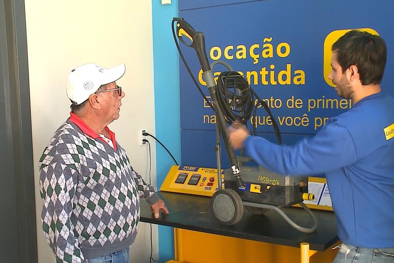 Mercado de aluguel de ferramentas e equipamentos cresce em Caxias do Sul. Na foto, de boné, o aposentado José Vasconcellos<!-- NICAID(15531030) -->