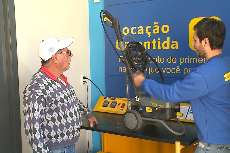 Mercado de aluguel de ferramentas e equipamentos cresce em Caxias do Sul. Na foto, de boné, o aposentado José Vasconcellos<!-- NICAID(15531030) -->