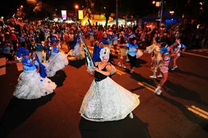 CAXIAS DO SUL, RS, BRASIL, 09/10/2024. Depois de oito anos, Caxias do Sul volta a ter defile de escolas de samba. A retomada do carnaval de rua aconteceu na rua Plácido de Castro. Na foto, desfile da Escola de Samba Acadêmicos Pérola Negra. (Porthus Junior/Agência RBS)<!-- NICAID(15675682) -->