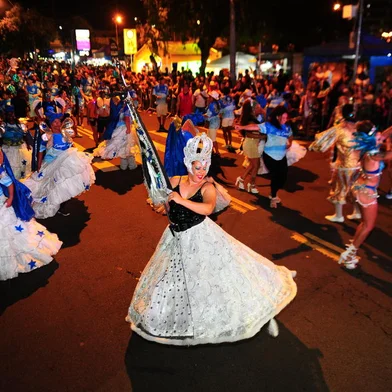 CAXIAS DO SUL, RS, BRASIL, 09/10/2024. Depois de oito anos, Caxias do Sul volta a ter defile de escolas de samba. A retomada do carnaval de rua aconteceu na rua Plácido de Castro. Na foto, desfile da Escola de Samba Acadêmicos Pérola Negra. (Porthus Junior/Agência RBS)<!-- NICAID(15675682) -->