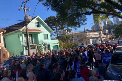 Escolas municipais de Caxias do Sul trabalham nesta sexta-feira (1) sem merenda e sem limpeza. Isso porque a maioria das funcionárias que realizam o serviço se manifestam em frente à secretaria da Educação, na Rua Borges de Medeiros. O protesto ocorre após o fim do contrato com a empresa terceirizada pelo município. O encerramento com a empresa GFG se deu após o anúncio de que a Codeca assumiria os serviços nas escolas municipais. <!-- NICAID(15137494) -->