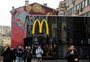 Russos fazem fila para comer no McDonald's nos últimos dias antes do fechamento dos restaurantes