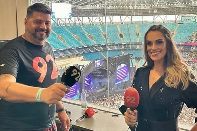 Comunicadores Amanda Souza e Adriano Domingues no Universo Alegria 2024<!-- NICAID(16181050) -->