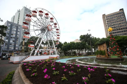 CAXIAS DO SUL, RS, BRASIL, 17/11/2025. Brilha Caxias 2025 - Como deve funcionar a roda-gigante no centro de Caxias do Sul, atração de Natal da cidade em 2025. (Porthus Junior/Agência RBS)<!-- NICAID(16169037) -->
