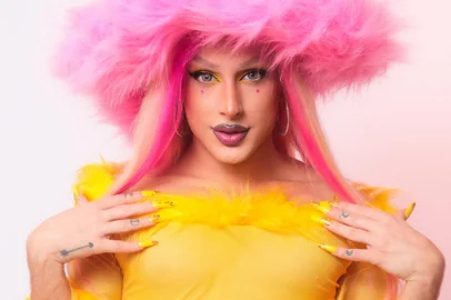Diego Martins, um dos grandes destaques da novela "Terra e Paixão", como o divertido Kelvin, traz o seu show como drag queen para a NOX VERSUS, neste sábado (12).O ator, cantor e compositor vem a Caxias do Sul pela segunda vez para se apresentar ao público da casa noturna.<!-- NICAID(15505695) -->