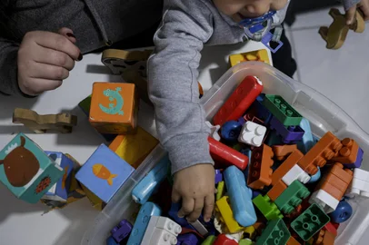 Porto Alegre, RS, Brasil, 05-09-2024: Priscila Mariza Pereira com o filho Miguel no salão de beleza onde ela trabalha, no bairro Restinga. Sem conseguir vaga em creche, o menino precisa ficar alguns dias com uma cuidadora e outros com a mãe no trabalho dela. Foto: Mateus Bruxel / Agência RBSIndexador: MATEUS BRUXEL<!-- NICAID(15858964) -->