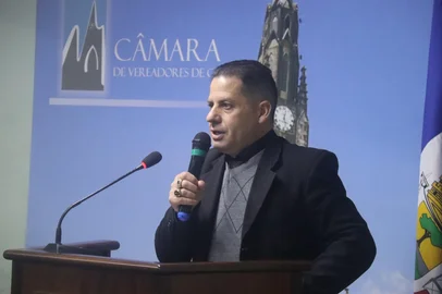 Câmara de Vereadores de Canela / Divulgação A Câmara de Vereadores de Canela está discutindo a denúncia contra o vereador Alberi Dias (MDB) por quebra de decoro parlamentar. O pedido foi aceito ainda no final de outubro e agora está em análise pela Comissão Processante, presidida pelo vereador Lucas Dias (PSDB). O prazo para finalização do processo é de 90 dias. <!-- NICAID(16166111) -->