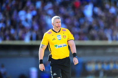 CAXIAS DO SUL, RS, BRASIL, 01/04/2023. Caxias x Grêmio, primeiro jogo da final do Campeonato Gaúcho (Gauchão 2023) e realizado no estádio Centenário. Na foto,  árbitro Anderson Daronco. (Porthus Junior/Agência RBS)<!-- NICAID(15391950) -->