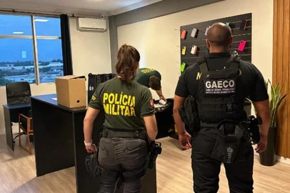 O Grupo de Atuação Especial de Combate ao Crime Organizado (Gaeco) do Ministério Público (MP) e a Polícia Civil de Santa Catarina, deflagraram nesta quinta-feira (30) uma operação com o objetivo de desarticular um grupo criminoso especializado no golpe do “falso pagamento”, que também é conhecido como golpe da “compra confirmada”. Os suspeitos são oriundos do RS, mas as vítimas eram de Santa Catarina.<!-- NICAID(15965344) -->