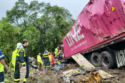 Oito integrantes de time de remo e motorista morrem após carreta tombar sobre van no Paraná<!-- NICAID(15895433) -->