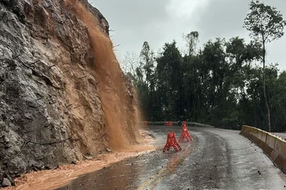 BR-470 entre Bento Gonçalves e Veranópolis é bloqueada devido intensa chuva que atinge a Serra das Antas <!-- NICAID(16062119) -->