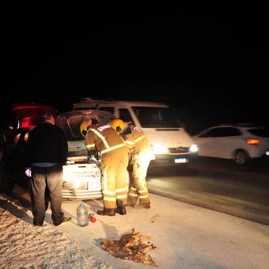 CAXIAS DO SUL, RS, BRASIL, 01/07/2024. Ocorrência policiais no início da noite de segunda-feira. Na foto, bombeiros atendem incêndio em automóvel Gol placas ISX 2H69, na RS-453 (Rota do Sol), próximo ao trevo de acesso ao bairro São Ciro. (Porthus Junior/Agência RBS)<!-- NICAID(15802997) -->