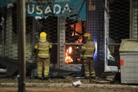 Nove pessoas morrem em incêndio em pousada na Avenida FarraposOutras sete pessoas foram resgatadas, sendo que seis foram encaminhadas para atendimento hospitalar. Local não possuía alvará para funcionamento e nem plano de proteção contra incêndio, segundo os bombeiros<!-- NICAID(15745814) -->