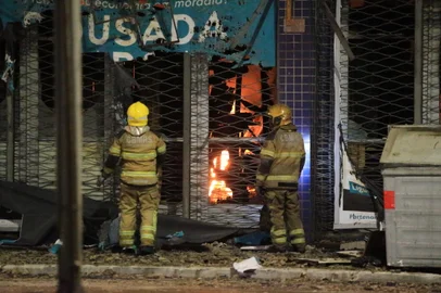 Nove pessoas morrem em incêndio em pousada na Avenida FarraposOutras sete pessoas foram resgatadas, sendo que seis foram encaminhadas para atendimento hospitalar. Local não possuía alvará para funcionamento e nem plano de proteção contra incêndio, segundo os bombeiros<!-- NICAID(15745814) -->