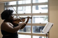 Porto Alegre, RS, Brasil, 21-05-2025: A violinista da Orquestra Jovem do Theatro São Pedro (OJTSP) Mariana Bento Alves, 20 anos, em espaço de ensaio no Multipalco do Theatro São Pedro com o novo violino, adquirido a partir de uma vaquinha na internet. Moradora da Lomba do Pinheiro, todos os instrumentos que ela havia usado até hoje para praticar haviam sido emprestados por projetos sociais ou pela professora. Agora, com um violino próprio, ela sonha com o bacharelado e a carreira na música. Foto: Mateus Bruxel / Agência RBSIndexador: MATEUS BRUXEL<!-- NICAID(16043373) -->