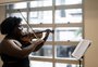 Violinista da Lomba do Pinheiro compra instrumento com ajuda de vaquinha