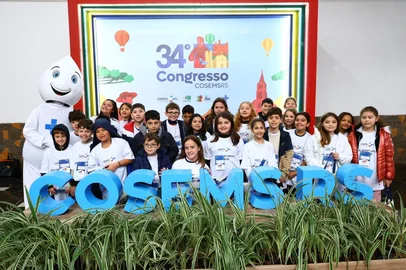 Identificados como mini gestores, três turmas do 4º ano da Escola Municipal de Ensino Fundamental (EMEF) Senador Salgado Filho, visitaram pela manhã o congresso que reúne secretarias municipais de saúde de todo o Estado, em Gramado<!-- NICAID(16097325) -->