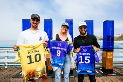 Rip Curl WSL FInalsSAN CLEMENTE, CALIFORNIA, USA - SEPTEMBER 7: Two-time WSL Champion Gabriel Medina, WSL World Champion Italo Ferreira and Tatiana Weston-Webb of Brazil at the press conference prior to the commencement of the Rip Curl WSL Finals on September 7, 2021 at Lower Trestles, San Clemente, California. (Photo by Thiago Diz/World Surf League / Divulgação)Editoria: SLocal: San ClementeIndexador: Thiago DizSecao: SPOFonte: World Surf LeagueFotógrafo: Contributor<!-- NICAID(14887638) -->