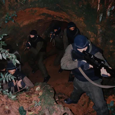 PORTO ALEGRE, RS, BRASIL - 01.10.2021 - Repórter Humberto Trezzi está fazendo uma matéria especial sobre o primeiro grupo tático da BM. Esses que lidam com tomada de reféns, snipers (atiradores de precisão). O Comando Tático 9 (CT9). Foi criado em 1988 e, depois, deu origem ao Gate. (Foto de Acervo de Betho Nunes/Reprodução)<!-- NICAID(14904261) -->