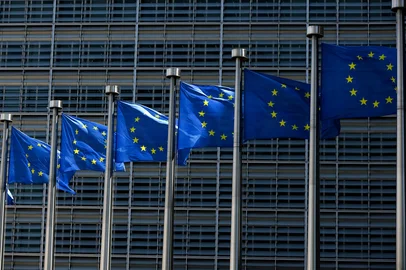Bandeiras da União Europeia hasteadas do lado de fora do prédio da Comissão Europeia em Bruxelas, em 16 de junho de 2022. (Foto de Kenzo TRIBOUILLARD / AFP)<!-- NICAID(15129001) -->