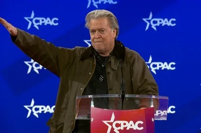 Steve Bannon faz saudação nazista em evento - Foto: DC POOL/AFP<!-- NICAID(15981617) -->