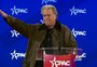 Ex-assessor de Trump, Steve Bannon gera polêmica ao fazer gesto considerado nazista
