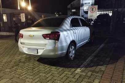 Dupla é presa após roubo de carro, perseguição e troca de tiros em Passo Fundo<!-- NICAID(16270010) -->