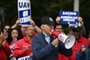 US President Joe Biden addresses striking members of the United Auto Workers (UAW) union at a picket line outside a General Motors Service Parts Operations plant in Belleville, Michigan, on September 26, 2023. Some 5,600 members of the UAW walked out of 38 US parts and distribution centers at General Motors and Stellantis at noon September 22, 2023, adding to last week's dramatic worker walkout. According to the White House, Biden is the first sitting president to join a picket line. (Photo by Jim WATSON / AFP)Editoria: POLLocal: BellevilleIndexador: JIM WATSONSecao: unionsFonte: AFPFotógrafo: STF<!-- NICAID(15551695) -->