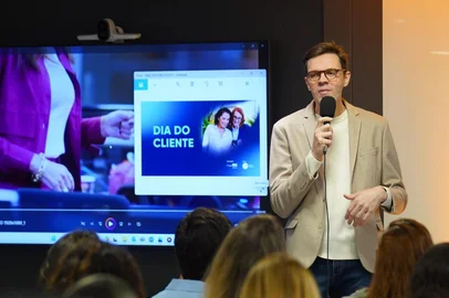 Os próximos passos da evolução e inovação da TV aberta brasileira e como esse futuro amplia e afina a conexão entre consumidores e empresas foram tema de evento realizado pelo Grupo RBS em parceria com a Associação Riograndense de Propaganda (ARP), nesta segunda-feira (15) em Porto Alegre, para celebrar o Dia do Cliente. A ação abordou a TV 3.0, também conhecida como DTV+, que coloca a geração da TV aberta brasileira em um ambiente mais interativo, com maior personalização de conteúdo e com qualidade de som e imagem superior. Fernando Lacerda/Divulgação<!-- NICAID(16124556) -->
