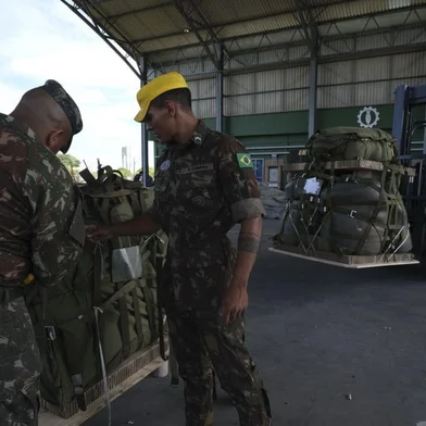 Os órgãos governamentais que atuam no combate ao garimpo ilegal em terras yanomami passarão a se reunir em um Centro de Comando e Controle instalado nessa quinta-feira (9) em Boa Vista. O espaço funciona na Superintendência da Polícia Federal (PF) em Roraima.<!-- NICAID(15345598) -->