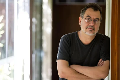 No ano em que completa 40 anos de carreira, o Festival de Gramado homenageia um dos mais representativos diretores brasileiros com o Troféu Eduardo Abelin: Jorge Furtado. O portoalegrense cruzou os caminhos da medicina, psicologia, jornalismo e artes plásticas, mas quis o destino que se tornasse um dos mais emblemáticos diretores, roteiristas e produtores do audiovisual brasileiro. Mesclando linguagens documental e ficcional, criou obras sensíveis que trazem dilemas brasileiros em uma linguagem universal, capazes de capturar sensações e perturbações de qualquer espectador.<!-- NICAID(15786083) -->