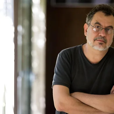 No ano em que completa 40 anos de carreira, o Festival de Gramado homenageia um dos mais representativos diretores brasileiros com o Troféu Eduardo Abelin: Jorge Furtado. O portoalegrense cruzou os caminhos da medicina, psicologia, jornalismo e artes plásticas, mas quis o destino que se tornasse um dos mais emblemáticos diretores, roteiristas e produtores do audiovisual brasileiro. Mesclando linguagens documental e ficcional, criou obras sensíveis que trazem dilemas brasileiros em uma linguagem universal, capazes de capturar sensações e perturbações de qualquer espectador.<!-- NICAID(15786083) -->