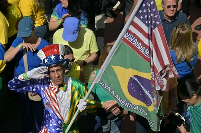A supporter of former Brazilian President Jair Bolsonaro dressed as Uncle Sam attends a demonstration in his favor in Sao Paulo, Brazil, on August 3, 2025. (Photo by NELSON ALMEIDA / AFP)<!-- NICAID(16094453) -->
