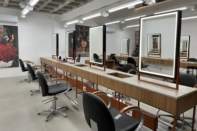 Six Hair Studio<!-- NICAID(16156316) -->