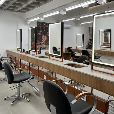 Six Hair Studio<!-- NICAID(16156316) -->