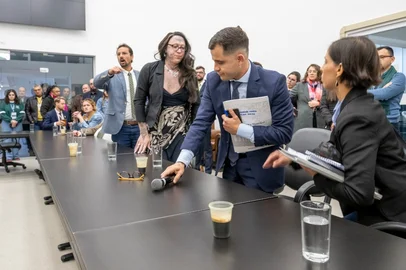 Institucional - Instalação da Comissão Especial do Plano Diretor. Na foto, vereadores de oposição se retiram da reunião (Foto: Elson Sempé Pedroso/CMPA - Uso público, resguardado o crédito obrigatório)