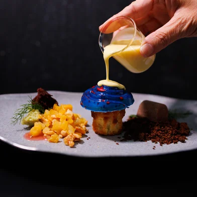 Chef's Table 2025.Prato Escolhas ou Destino? Entremet de amêndoas - tronco crocante de laranja, cafe e avelã, compota de pêra e damasco e espuma de mel com coulis de laranja<!-- NICAID(16027267) -->
