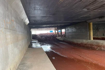 A alça que liga a rua Voluntários da Pátria à avenida Castello Branco na saída na zona norte de Porto Alegre está bloqueada nos dois sentidos há três semanas./ Nesse trecho fica localizada a comporta de número 12, fechada no dia 29 de junho em meio a cheia do Guaíba./<!-- NICAID(16083227) -->