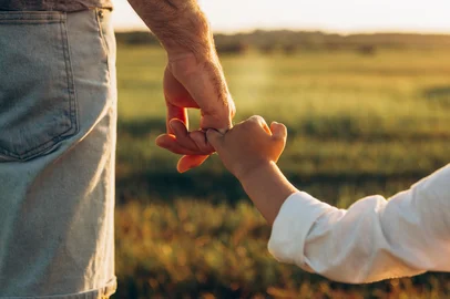 olyphotostories / adobe.stock.com Father's and his son holding hands at sunset field. Dad leading son over summer nature outdoor. Family, trust, protecting, care, parenting conceptFather's and his son holding hands at sunset field. Dad leading son over summer nature outdoor. Family, trust, protecting, care, parenting conceptFonte: 455497971<!-- NICAID(16389043) -->