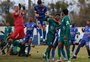 Goleiro estreia no futebol profissional aos 44 anos e decide jogo: "Vou dar um tempo na cervejinha, baixar essa barriga, depois eu volto"