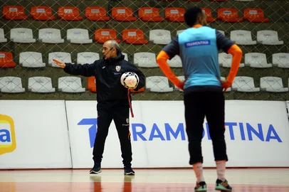 Porthus Junior / Agencia RBS CARLOS BARBOSA, RS, BRASIL, 18/05/2026. Treino da ACBF no Centro Municipal de Eventos Sérgio Luiz Guerra, em Carlos Barbosa. A ACBF está irá disputar a Copa Libertadores de Futsal 2026. Preparativos para a competição. Na foto, Peri Fuentes, técnico da ACBF. (Porthus Junior/Agência RBS)Indexador: Porthus Junior<!-- NICAID(16288025) -->