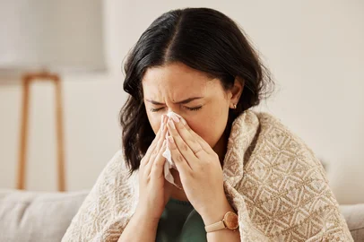 Malik/peopleimages.com / stock.adobe.com Nose, tissue and sick woman sneezing on a sofa with allergy, cold or flu in her home. Hay fever, allergy and female with viral infection, problem or health crisis in a living room with congestionNose, tissue and sick woman sneezing on a sofa with allergy, cold or flu in her home. Hay fever, allergy and female with viral infection, problem or health crisis in a living room with congestion.Indexador: Yuri Arcurs peopleimages.comFonte: 627365733<!-- NICAID(16187246) -->